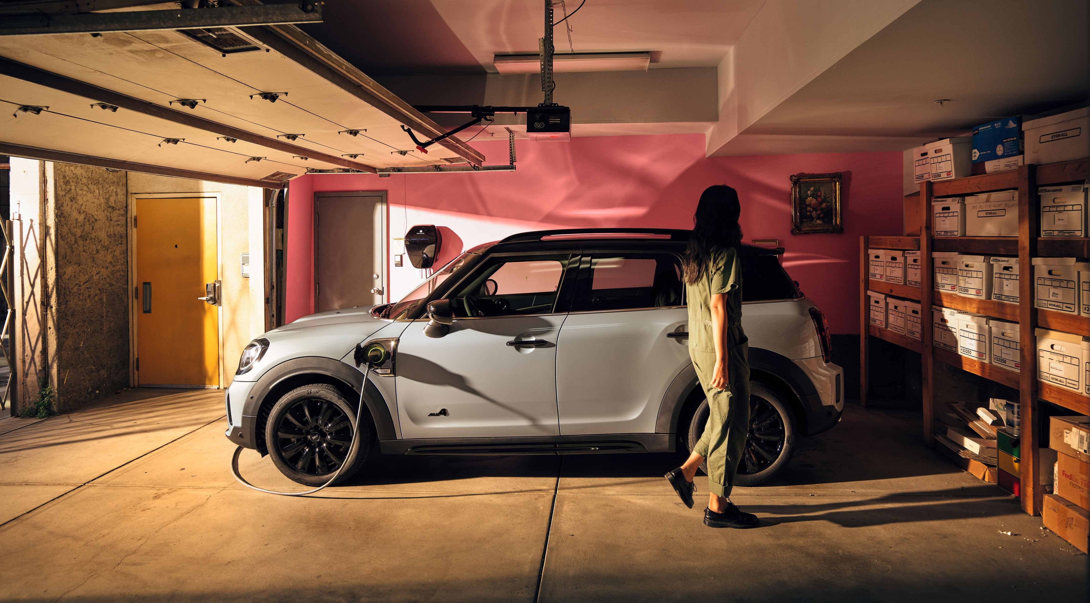 自宅で充電するMINI PHEV